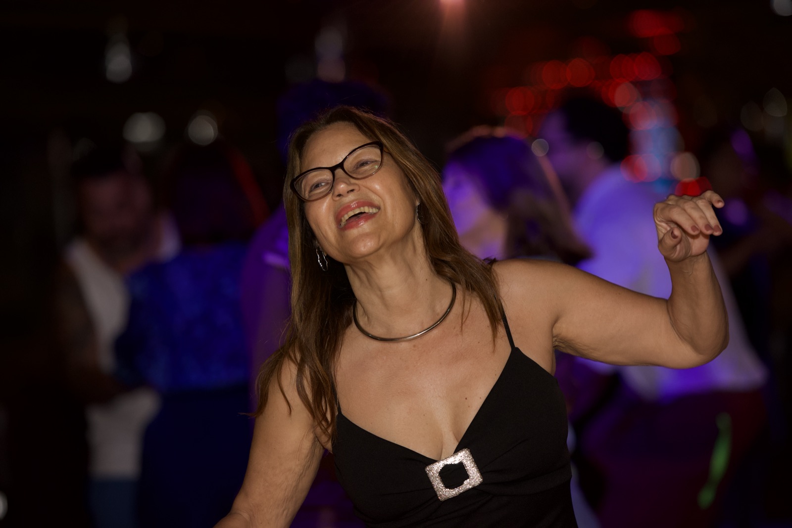 Participante dançando no baile da noite