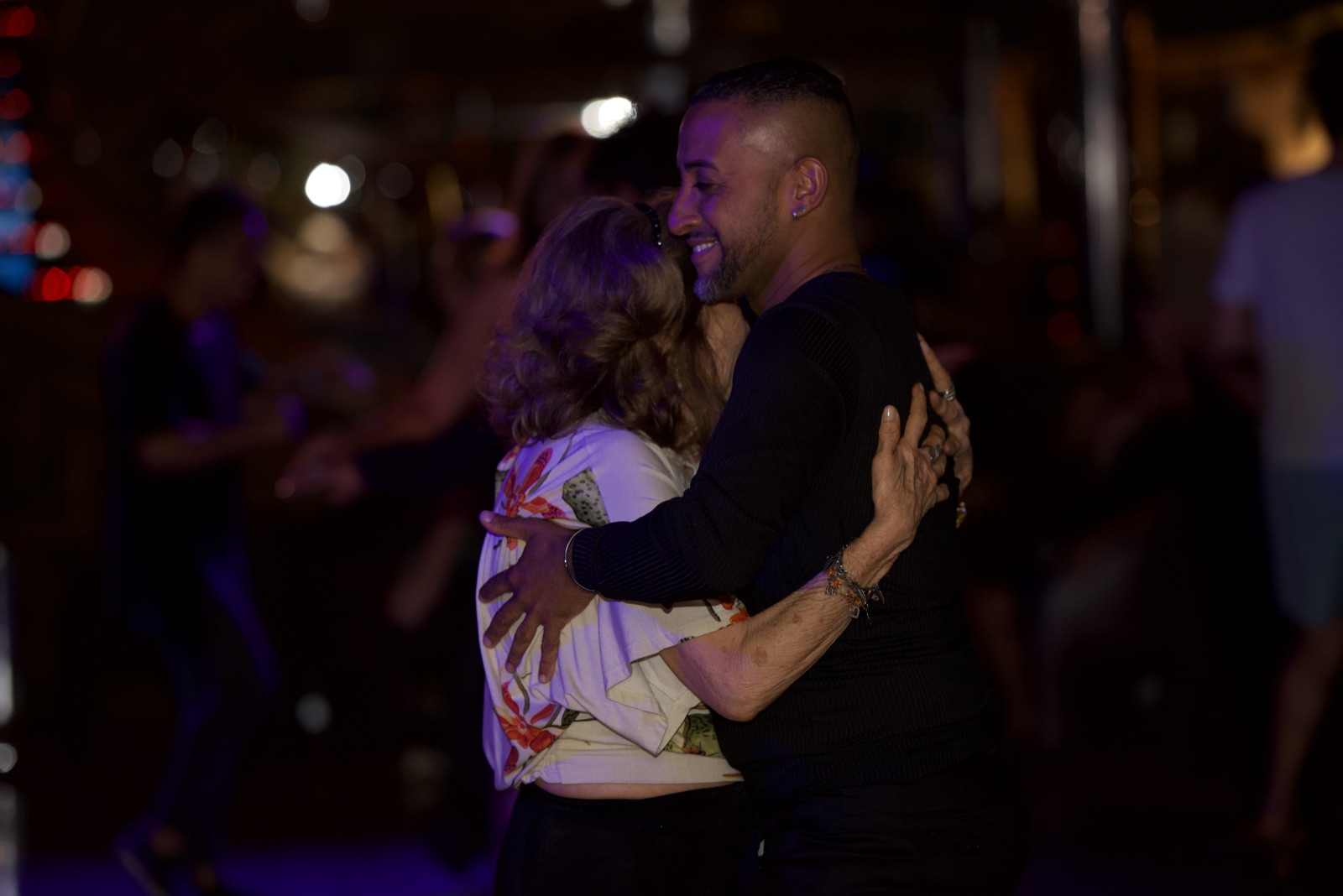 Casal dançando no baile do navio