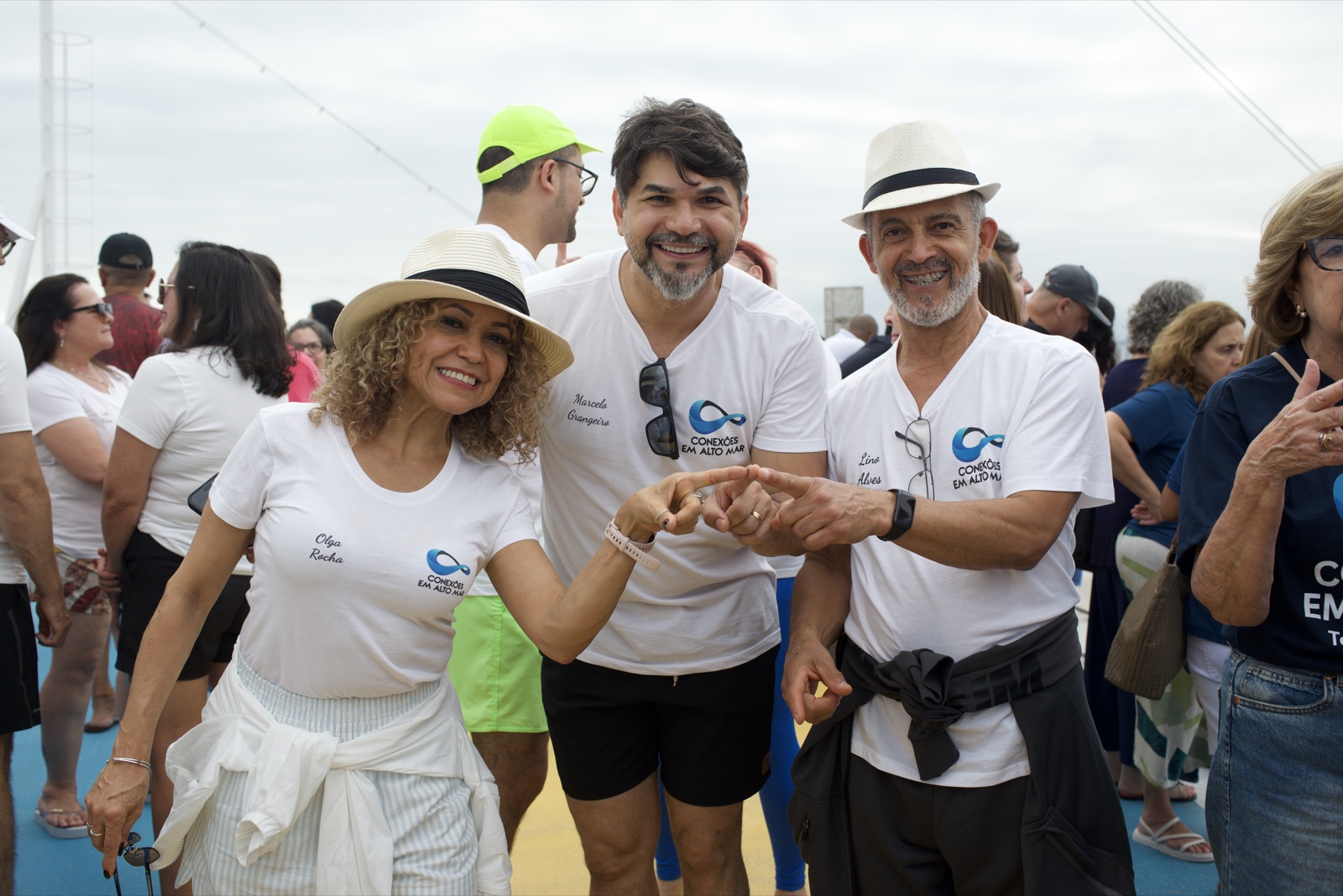 Participantes com a camiseta do Conexões no deck