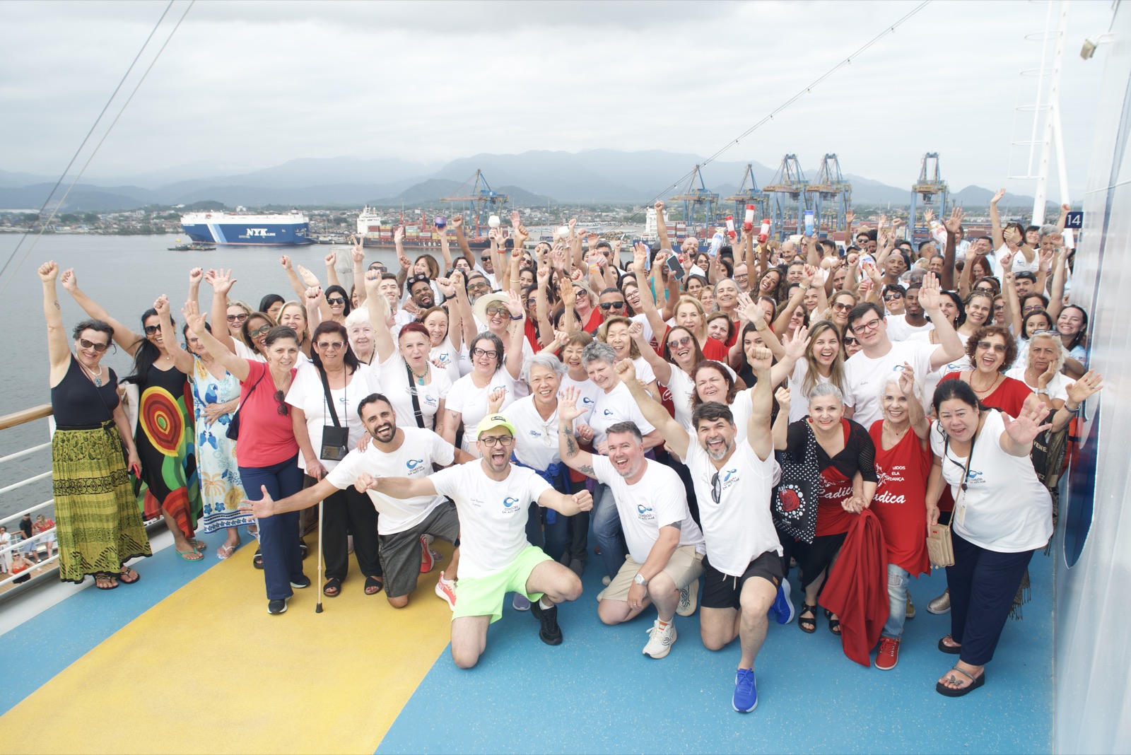 Grupo do Conexões em Alto Mar 2025 reunido no deck do navio