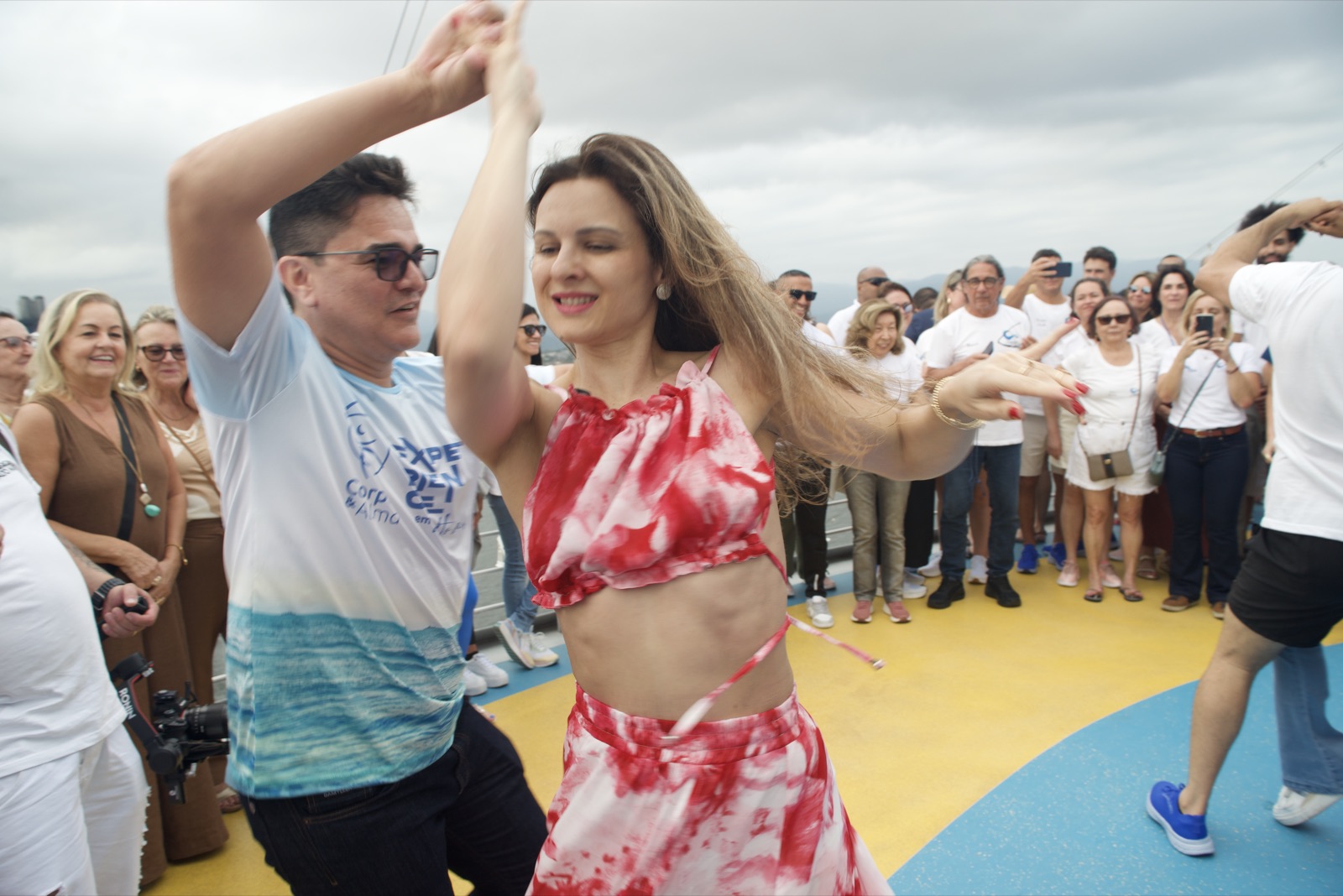 Marcelo Grangeiro dançando no deck do navio