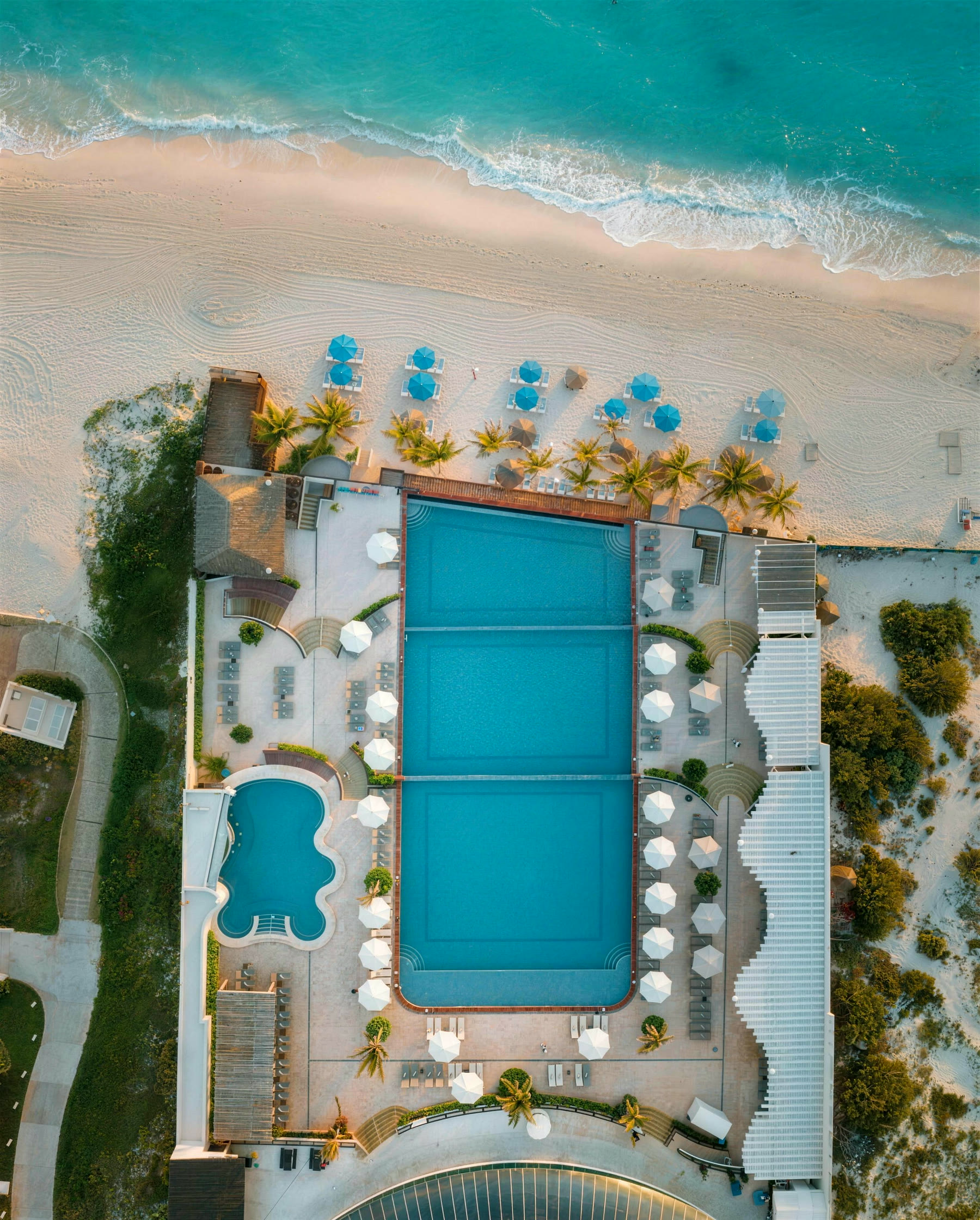 Vista aérea do Seadust Cancún com a piscina principal e a praia