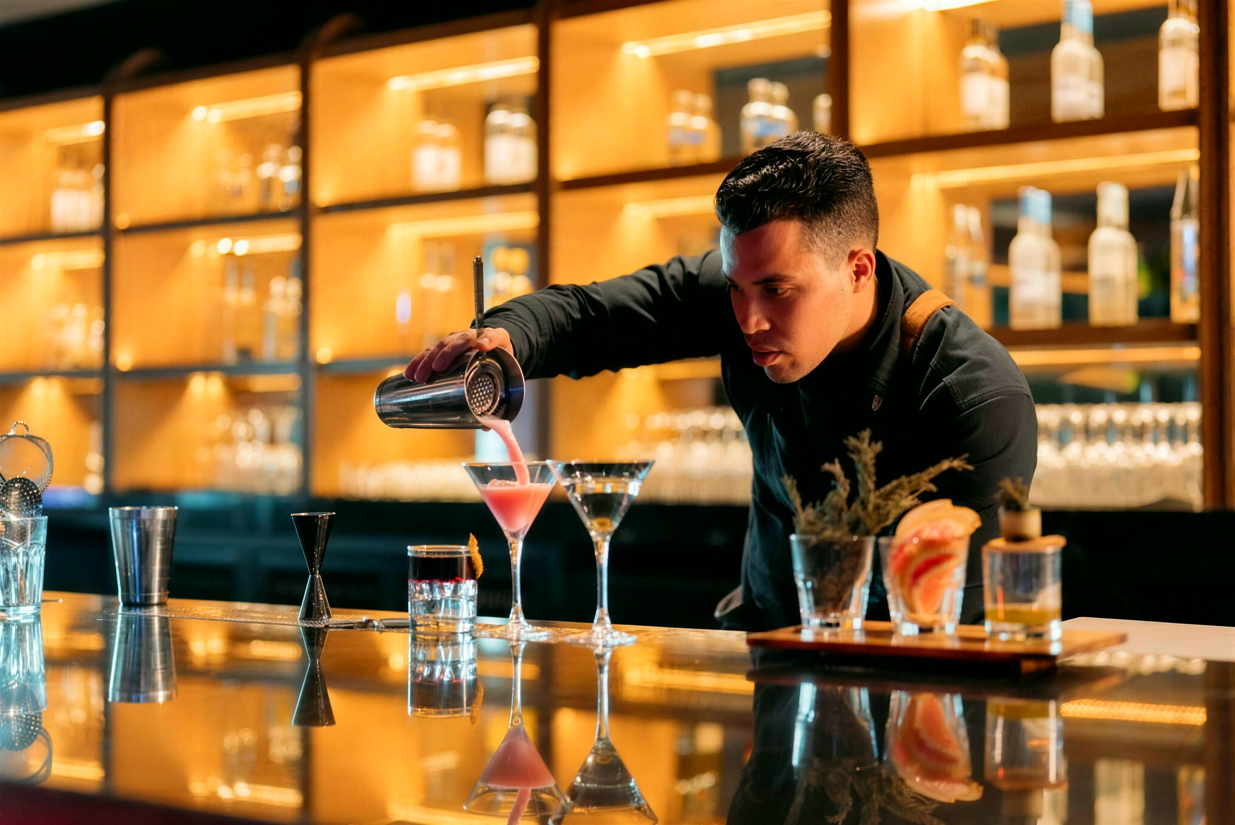 Bartender preparando coquetel